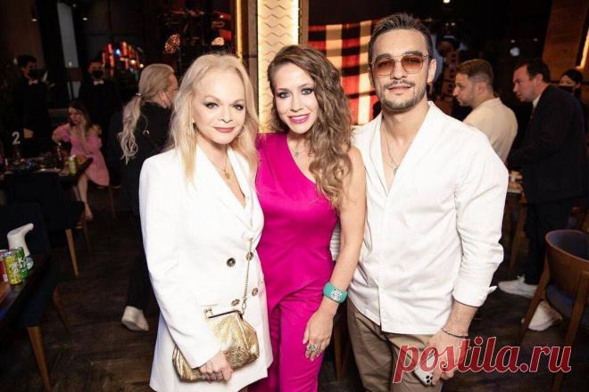 Знаменитости на препати фестиваля Жара. Пообсуждаем наряды и Звёзд.
На днях В Москве состоялось препати музыкального фестиваялм Жара, который состоится территории комплекса «Лужники» с 23 по 27 июня. Препати собрал множество знаменитостей. Смотрим наряды , обсуждаем и отгадываем знаменитостей. фото из открытых источников фото из открытых источников На фото Юлия Барановская, Лариса Долина. Что за...
Читай пост далее на сайте. Жми ⏫ссылку выше