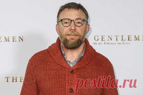 Режиссер Гай Ричи захотел снять сериал по фильму «Джентльмены». Британский режиссер Гай Ричи захотел снять сериал по фильму 2019 года «Джентльмены». Утверждается, что кинематографист уже начал переговоры с компанией Netflix по поводу грядущего проекта. Он уже написал сценарий пилотной серии и намерен режиссировать первые два эпизода, пишет Deadline.