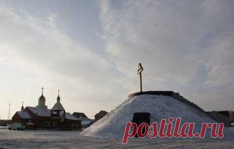 Храм Распятия Господня. Г. Ленинск-Кузнецкий. Уникальный каменный храм Распятия Господня на Кузбассе возведен в виде холма по типу храма Гроба Господня в Иерусалиме. На крыше сооружена специальная площадка, на которой установлен пятиметровый поклонный крест из дуба. На площадке одновременно могут находиться около 30 человек, а подняться на нее можно по двум каменным наружным лестницам. Сам храм вмещает около 120 прихожан. Освящен в январе 2009 года.