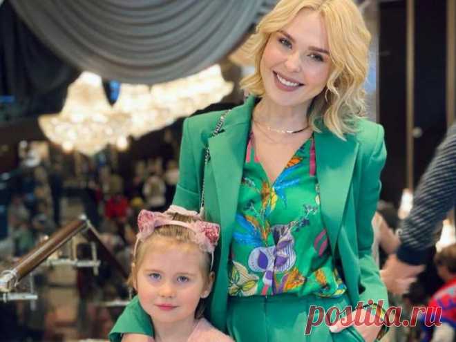 «С детства слушаем рок»: Пелагея засняла повзрослевшую дочку в платье и с челкой-шторкой Последние новости шоу-бизнеса России и мира, биографии звезд, гороскопы - Вешкаймские вести
