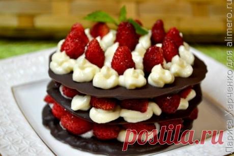 Шоколадный десерт с земляникой