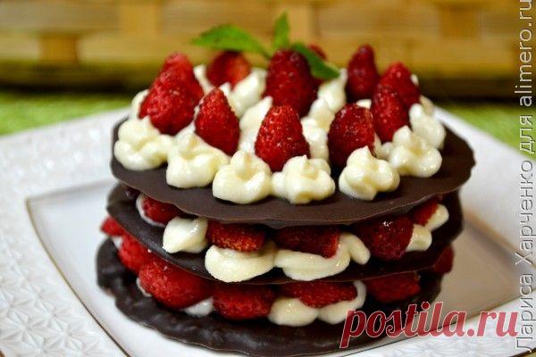 Шоколадный десерт с земляникой