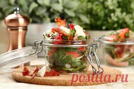 Салат из рукколы с клубникой и сыром – пошаговый рецепт с фото.