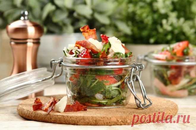 Салат из рукколы с клубникой и сыром – пошаговый рецепт с фото.