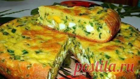 Пирог с яйцами и зеленым луком 
Для приготовления пирога с яйцами и зеленым луком потребуется: 
Для теста: 
4 яйца; 
соль; 
7 ст. л. муки; 
сода; 
200 г сметаны; 
1 ст. л. майонеза. 
Для начинки: 
6 вареных яиц; 
большой пучок лука; 
соль. 
Яйца взбить с солью. Добавить сметану и майонез. Перемешать. 
Добавить соду и муку. Замесить тесто. 
Для начинки порезать вареные яйца, зеленый лук. Посолить и перемешать. 
Я готовила пирог в мультиварке, но его можно испечь и в духовке. Половину теста вылива