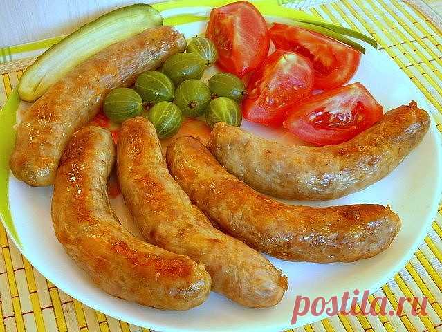 Домашние сосиски - вкуснятина и только.

Вам потребуется:

полкило филе индюка или курицы — делаю фарш
1 яйцо
молока 100 мл
зелень измельчить
соль
специи

Как готовить:

1. Перемешать, берем пленку, кладем колбаску и заматываем, концы завязываем.

2. Варить минут 7 — пальчики оближешь.

3. Обжарить до румяной корочки.

Если не добавлять специй и меньше соли - можно давать деткам. Если добавлять чуть говядины-будет цвет краснее.

Приятного аппетита!