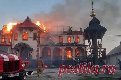 На Украине сгорел храм УПЦ из-за поджога. В Черновицкой области Украины в результате поджога сгорел храм Украинской православной церкви (УПЦ). О пожаре сообщила пресс-служба Черновицко-Буковинской епархии УПЦ. «Подожгли храм этой ночью профессионально, без шансов на спасение», — сказано в Telegram-канале Черновицко-Буковинской епархии УПЦ.