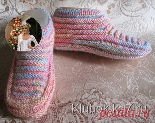 Тапочки спицами
На спицы №3 набираю 59 петель.Вяжу полой резинкой 1на1. Далее вяжу рисунком. беру нить другого цвета. 1ряд-3лиц,1п снять нить за работой. 2ряд-1п снять нить перед работой. 3лиц. 3ряд- нить основного цвета-1лиц. 1снять нить за работой, 3лиц и т д. 4ряд-3лиц, 1снять нить перед работой. Вяжем так на желаемую высоту и делим вязание на 3 части ( 23-13-23) и дальше вяжем только средние 13 петель платочной вязкой на нужную вам длину.(до мизинца) Это мысик. Затем н...