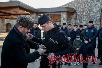 15-летний сын Кадырова прошел обряд посвящения в мужчины. Сын главы Чечни Рамзана Кадырова Эли прошел обряд посвящения в мужчины. Как сообщил руководитель региона, юноше исполнилось 15 лет — согласно местным обычаям, в этом возрасте молодые люди вступают в совершеннолетие и становятся ответственными представителями своего рода.