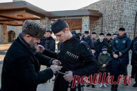 15-летний сын Кадырова прошел обряд посвящения в мужчины. Сын главы Чечни Рамзана Кадырова Эли прошел обряд посвящения в мужчины. Как сообщил руководитель региона, юноше исполнилось 15 лет — согласно местным обычаям, в этом возрасте молодые люди вступают в совершеннолетие и становятся ответственными представителями своего рода.