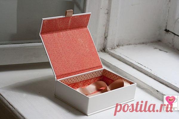 Этот мастер-класс поможет сделать коробочку, обтянутую кожзамом, для хранения 150-ти фотографий форматом 10х15 см. В качестве основы используется переплетный картон толщиной 1.75 мм, и все приведенные размеры подходят только для него. Но вы можете легко п