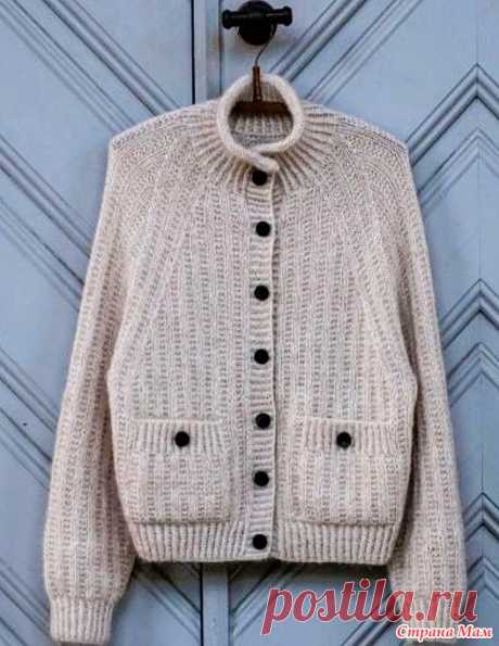 Жакет Ribbed Raglan. Спицы. RibbedRaglan – это мягкий и пушистый вязаный жакет с элегантной линией реглана, деталями, связанными ломаной резинкой и отделкой скрещенной резинкой. Край воротника выполнен мягким руликом.
