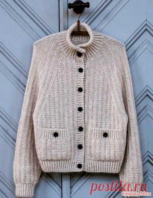 Жакет Ribbed Raglan. Спицы. RibbedRaglan – это мягкий и пушистый вязаный жакет с элегантной линией реглана, деталями, связанными ломаной резинкой и отделкой скрещенной резинкой. Край воротника выполнен мягким руликом.