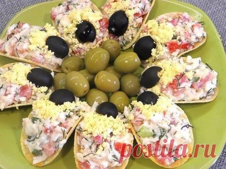 ПРОСТАЯ ЗАКУСКА НА ЧИПСАХ: ТОП-9 ЛУЧШИХ ВАРИАНТОВ

1. Закуска на чипсах «Сырная»
● сыр «Российский»
● помидоры
● зелень
● чеснок
● домашний майонез
● чипсы Pringls
● маслины и оливки для украшения

2. Закуска на чипсах «Остров сокровищ»
● крабовые палочки
● зеленый лук
● сыр «Российский»
● красная икра
● домашний майонез
● чипсы Pringls

3. Закуска на чипсах «Гости на пороге»
● тертая сырая морковь
● сыр «Российский»
● чеснок
● домашний майонез
● чипсы Pringls

4. Закуска ...