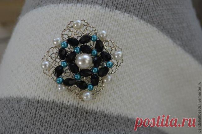 Брошка из стеклянных бусин