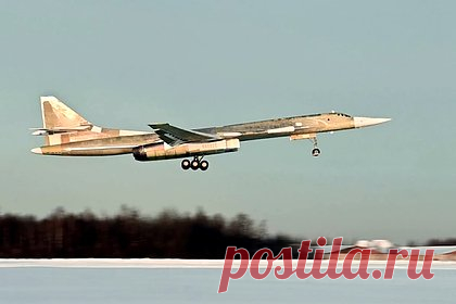 Раскрыты детали модернизации ракетоносца Ту-160М. Модернизированные российские стратегические ракетоносцы Ту-160М получат новое вооружение, усовершенствованные двигатели и оборудование, рассказал заслуженный пилот России Юрий Сытник в беседе с News.ru. По его словам, самолет модернизируют для использования ракет «Кинжал», Х-32 и Х-35.