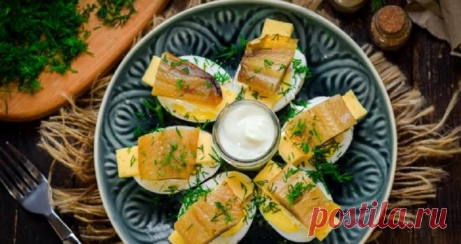 Закуска из копченой сельди и яиц: вкуснятина из простых продуктов Закуска из яиц и копченой сельди – это вкусно и просто, готовится пару минут. Одобрят и члены семьи, и гости. Сегодня я вам хочу предложить приготовить быструю закуску,...