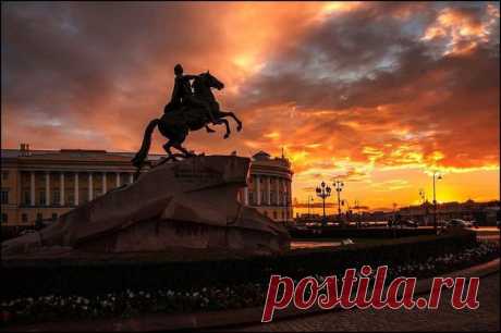 Тень Медного всадника на фоне облаков и солнечного заката🧡🌅