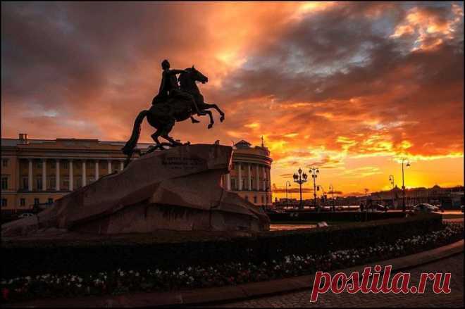 Тень Медного всадника на фоне облаков и солнечного заката🧡🌅
