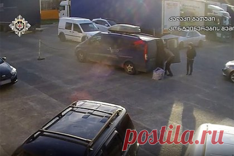 Раскрыта связь задержанного в Грузии перевозчика взрывчатки с силовиками Украины. Задержанный в Грузии перевозчик взрывчатки использовал тот же маршрут, что и при подготовке теракта на Крымском мосту осенью 2022 года. Украина опирается на агентуру в сопредельных с РФ странах. Об этом рассказал почетный президент международной ассоциации ветеранов подразделения антитеррора «Альфа» Сергей Гончаров.
