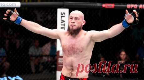 Не дав опомниться: Фахретдинов «задушил» Ли за 55 секунд на турнире UFC в Лас-Вегасе. Ринат Фахретдинов взял верх над Кевином Ли на турнире UFC on ESPN 48, который завершился в Лас-Вегасе. На первой же минуте россиянин уложил американца на канвас правым прямым, после чего исполнил гильотину, одержав, таким образом, первую досрочную победу после перехода в американский промоушен. В свою очередь, Яна Сантос уступила Кэрол Росе раздельным решением судей, потерпев третье поражение подряд, Дамир…