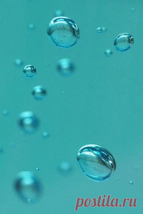 Creative and Visual Processes
¬ wasbella102 by Ian A. Linton
Blue Liquid and Air Bubbles