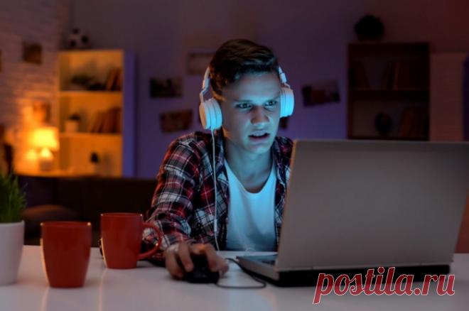 Не в Сети. В Москве лишённый компьютера подросток чуть себя не покалечил. Школьник решил бросить учёбу и стать геймером. Чтобы образумить сына, мать запретила ему играть на компьютере. Со злости парень вышиб стеклянную дверь и порезал руку. Почему такие ссоры часто заканчиваются плохо aif.ru узнал у психолога.