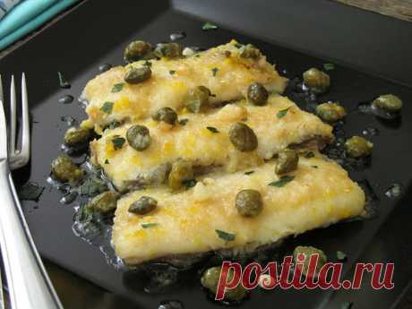 Пикката из рыбы (Fish piccata) - Эфария Неимоверно вкусная рыбка!!! Сочная, нежная, в пикантном лимонном соусе с каперсами. Соус просто божественный!!! Супер быстрый и вкусный ужин! Обязательно приготовьте!!! Ингредиенты: 4 свежих филе белой рыбы 2 зубчик чеснока 2 ч.л. оливкового масла 2 ст.л. муки 2 ст.л. каперсов 1/2 стакана белого вина цедра и сок одного лимона (небольшого) 1 ст.л. сливочного масла 2-3