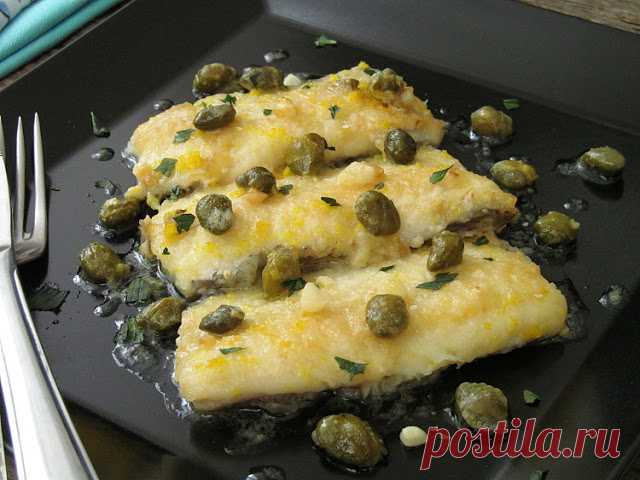 Пикката из рыбы (Fish piccata) - Эфария Неимоверно вкусная рыбка!!! Сочная, нежная, в пикантном лимонном соусе с каперсами. Соус просто божественный!!! Супер быстрый и вкусный ужин! Обязательно приготовьте!!! Ингредиенты: 4 свежих филе белой рыбы 2 зубчик чеснока 2 ч.л. оливкового масла 2 ст.л. муки 2 ст.л. каперсов 1/2 стакана белого вина цедра и сок одного лимона (небольшого) 1 ст.л. сливочного масла 2-3