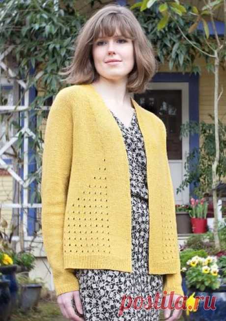 Свободный кардиган спицами Beld Свободный кардиган спицами без застежки от дизайнера Bonne Marie Burns. Дизайн сочетает такие модные тенденции, как свободный силуэт, глубокий вырез горловины, удлиненные рукава и обязательный элемент сезона - отсутствие застежки.

