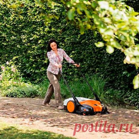 Подметальные устройства Stihl — это компактные, тихо работающие агрегаты, способные убирать мелкий, крупный мусор, и  загрязнения в шесть раз быстрее, чем привычная метла или щетка. Они в топе лучших для уборки садовых дорожек, парковок, подъездных путей, подъездов, складских помещений и других объектов. Используются в быту, коммунальными службами, клининговыми компаниями.
Одним из сфер применения механической подметальной машины стали теннисные корты.
