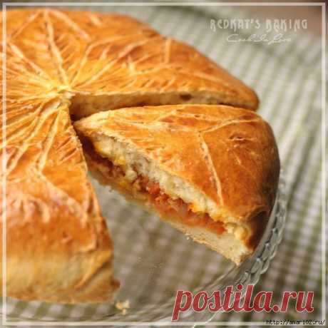 Пирог с начинкой из тушёной капусты.