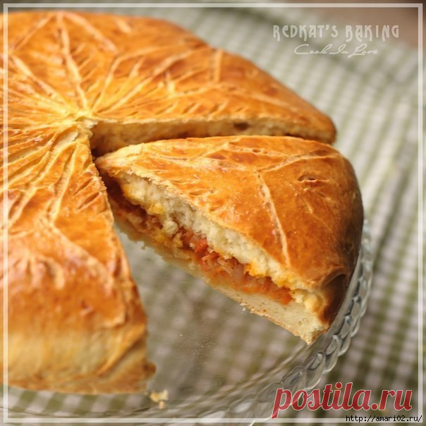 Пирог с начинкой из тушёной капусты.