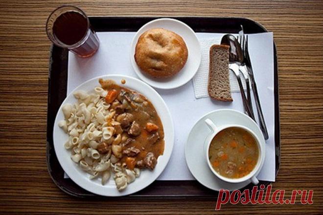 В московском ГУМе на третьем этаже появилась «настоящая» советская столовая со всей атрибутикой — автоматы с газировкой, алюминиевые вилки и бифштекс с яйцом. Современных детей отсутствие колы в меню, конечно, приводит в ужас, а вот старшему поколению на такое посмотреть весело.