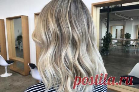 Как правильно ухаживать за светлыми оттенками окрашенных волос Многие девушки так и норовят перекрасить свои локоны в светлый оттенок, ведь блондинки – в приоритете у мужчин. Однако не все красавицы знают, на что обрекают свои волосы в погоне за таким цветом.
