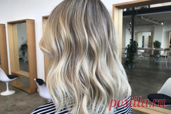 Как правильно ухаживать за светлыми оттенками окрашенных волос Многие девушки так и норовят перекрасить свои локоны в светлый оттенок, ведь блондинки – в приоритете у мужчин. Однако не все красавицы знают, на что обрекают свои волосы в погоне за таким цветом.