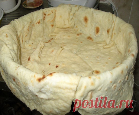Быстрый пирог из лаваша (и тесто ставить не надо!) 
Пирог получается сочный и вкусный-вкусный
Ингредиенты:
• Лаваш тонкий
• Мясо (Любое..или фарш) — 400 г
• Морковь — 1 шт
• Лук репчатый
• Зелень
• Кефир — 1,5 стак. 
 Яйцо — 1 шт
• Сыр (твердый) — 200 г
Перемалываем мясо на комбайне..или пропускаем через мясорубку, 
обжариваем фарш
Остывший фарш смешиваем с зеленью и тертым сыром 
Форму выкладываем лавашем. Выкладываем лаваш с нахлестом на бортики 
формы.И половину фарша в...