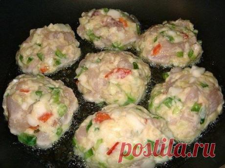 Рецепт очень вкусных и полезных котлет из куриного мяса с овощами и сыром.