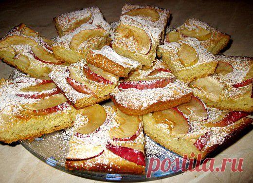 Быстрый песочный пирог с яблоками любят все! Готовить его легко и он всегда получается потрясающе вкусным! Рецепт с пошаговыми фото.