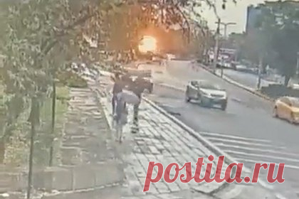 Момент взрыва в Анкаре попал на видео. Момент взрыва в столице Турции Анкаре попал на видео. Ролик опубликован в аккаунте агентства EHA MEDYA. На кадрах видно улицу, на которой идут люди. Пешеходы слышат что-то вдалеке и останавливаются, после чего наверху улицы происходит взрыв с яркой вспышкой огня. Люди спешат покинуть улицу.