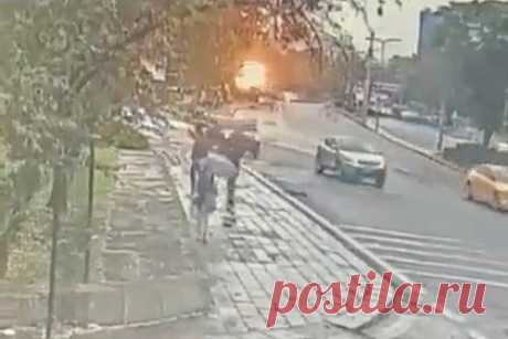 Момент взрыва в Анкаре попал на видео. Момент взрыва в столице Турции Анкаре попал на видео. Ролик опубликован в аккаунте агентства EHA MEDYA. На кадрах видно улицу, на которой идут люди. Пешеходы слышат что-то вдалеке и останавливаются, после чего наверху улицы происходит взрыв с яркой вспышкой огня. Люди спешат покинуть улицу.