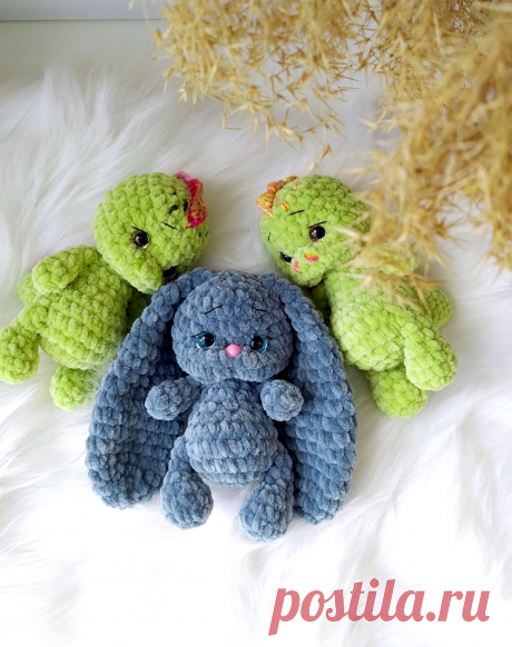 PDF Мини Дракоша с Зайкой крючком. FREE crochet pattern; Аmigurumi toy patterns. Амигуруми схемы и описания на русском. Вязаные игрушки и поделки своими руками #amimore - плюшевый дракон с зайцем, маленький дракончик и зайка из плюшевой пряжи, динозавр, динозаврик.