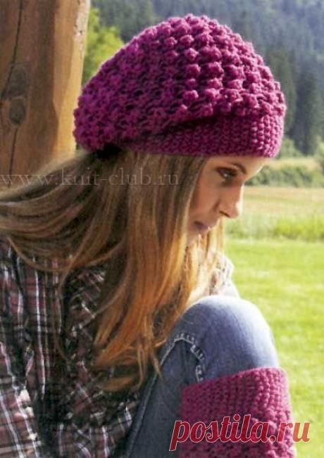 Молодежная вязаная шапка спицами