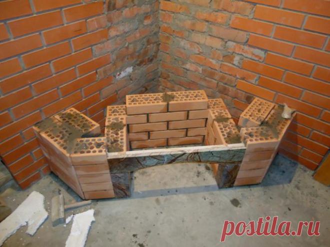 Как сделать угловой камин своими руками Камины — сооружения довольно-таки громоздкие и массивные. В помещениях они занимают обычно очень много места. Однако при желании установить такую конструкцию, конечно же, можно и в загородном доме не …