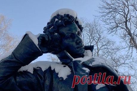 В Киеве изуродовали памятник Пушкину. В парке имени Пушкина в Киеве вандалы изуродовали памятник русскому поэту. На монументе также оставили надписи с призывами снести скульптуру. Ранее стало известно, что депутаты городского совета Полтавы не поддержали снос памятника Пушкину. За его демонтаж высказались всего 15 представителей.
