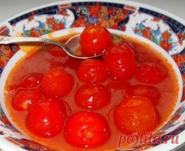 Помидоры в собственном соку 

Делюсь рецептом помидоров в собственном соку , который передала мне бабушка через поколение! 

Легкое приготовление, а вкус просто божественный! 

Вся семья постоянно просит приготовить такие, а друзья просят рецепт! Очень простой и практичный рецепт, в котором найдется применение и крупным, и мягким, и немного придавленным помидоркам. 

Что понадобится для приготовления 

Крупные, спелые помидоры для сока 
Мелкие помидоры 
Соль и сахар
Душист...
