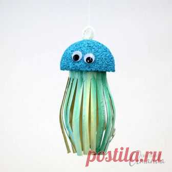 Turn an ordinary cardboard roll into this adorable cardboard tube jellyfish! A fun ocean themed kid's craft that's perfect for summer.