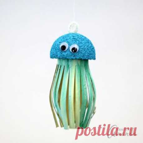 Turn an ordinary cardboard roll into this adorable cardboard tube jellyfish! A fun ocean themed kid's craft that's perfect for summer.