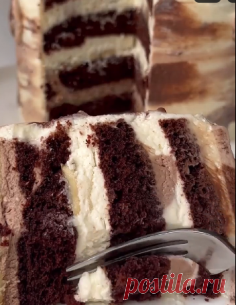 Шоколадный торт с бананом
Нам надо для тортика на 1,5 кг:
Мука - 250 гр Разрыхлитель - 2 чл Соль - 1/2 чл Ваниль - 1 чл Какао - 70 гр Сахар - 300 гр
Яйцо - 2 шт Сливочное масло - 50 гр Растительное масло - 70 гр Молоко - 270 гр
Для крема:
Сливочное масло - 200 гр
Сахарная пудра - 200 гр
Творожный сыр - 600 гр
Какао - 30 гр
Банан - 2 шт