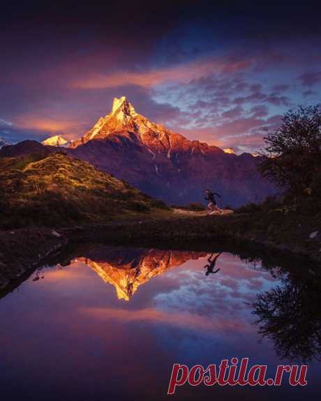 Жизнь Килиана Жорнета, известного каталонского спортсмена, неразрывно связана с горами. Уже в пять лет он с родителями совершил восхождение на два самых высоких пика Пиренеев — Ането и Посетс, — а к десяти годам покорил все вершины в Пиренеях. Сейчас Килиан — чемпион мира по скайраннингу, трехкратный чемпион UTMB (ультратрейла вокруг Монблана) и чемпион мира по ски-альпинизму; ему принадлежат несколько рекордов в разных видах горного спорта. В тридцать лет Килиан поставил себе новые цели, в…